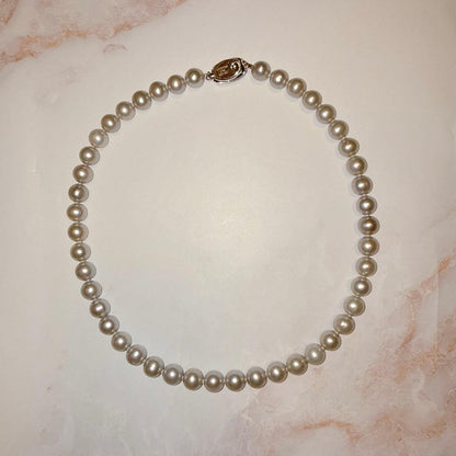 Akoya pearl necklace with 9.5-8mm white beads and silver hallmark on a 43 cm chain