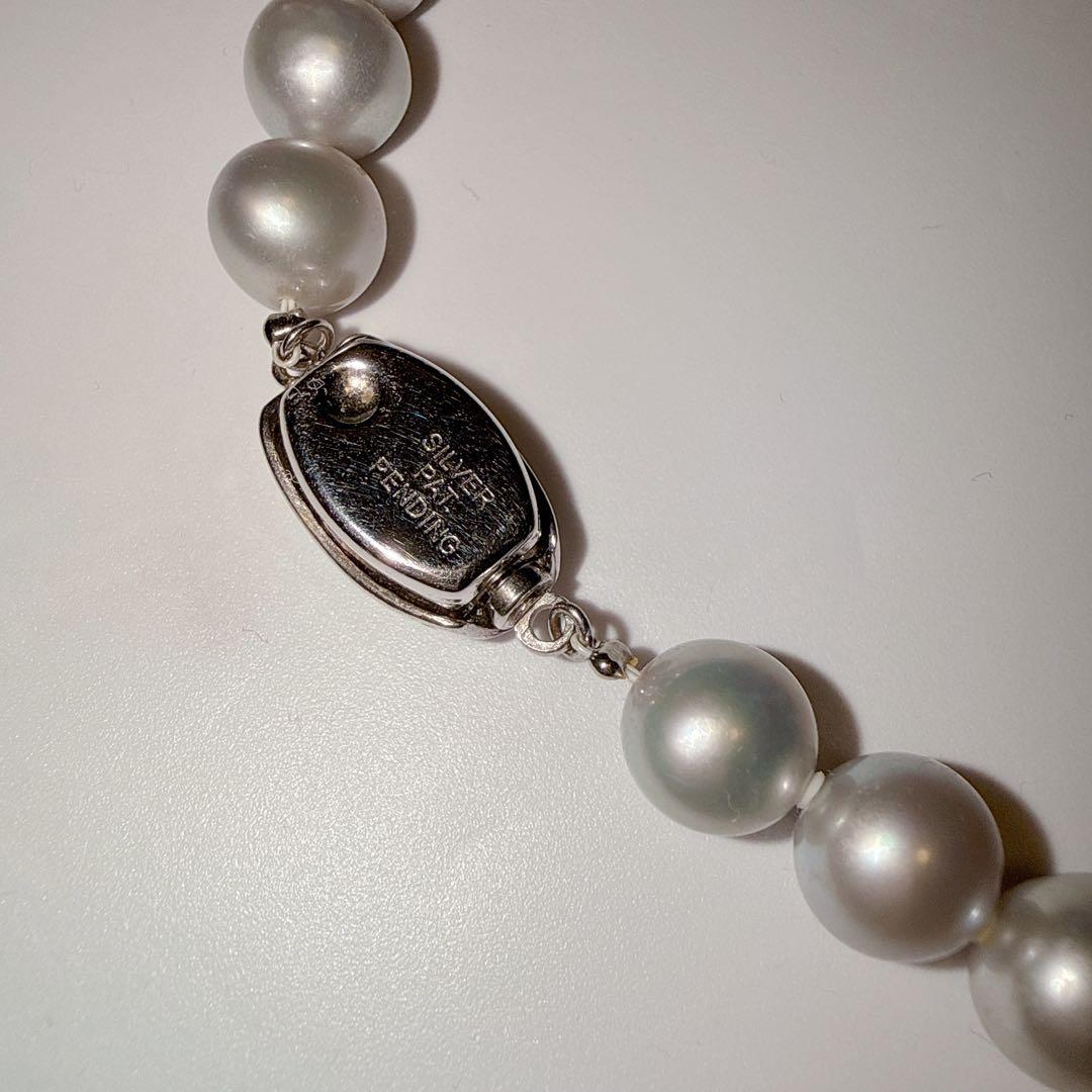 Akoya pearl necklace with 9.5-8mm white beads and silver hallmark on a 43 cm chain