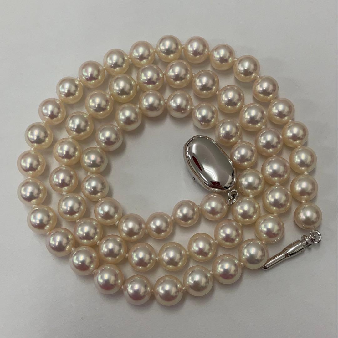 Akoya pearl necklace with approximately 6.7mm pearls and 43cm length on a white background