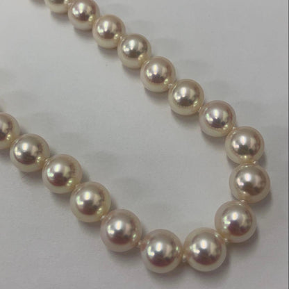 Akoya pearl necklace with approximately 6.7mm pearls and 43cm length on a white background