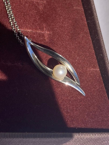 TASAKI pearl necklace with 4.7mm pearls and silver SV925 chain measuring 40cm in length