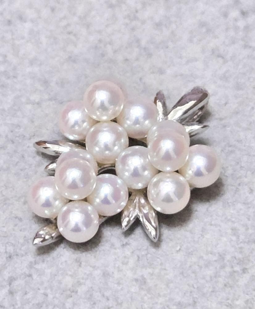 TASAKI Pearl Grape Motif Pendant Top 43262 with white pearls and grape-inspired design on a gold chain