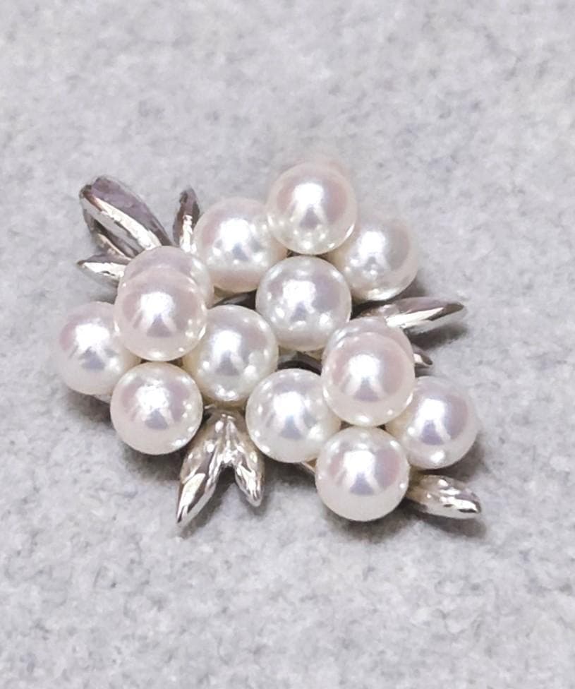 TASAKI Pearl Grape Motif Pendant Top 43262 with white pearls and grape-inspired design on a gold chain