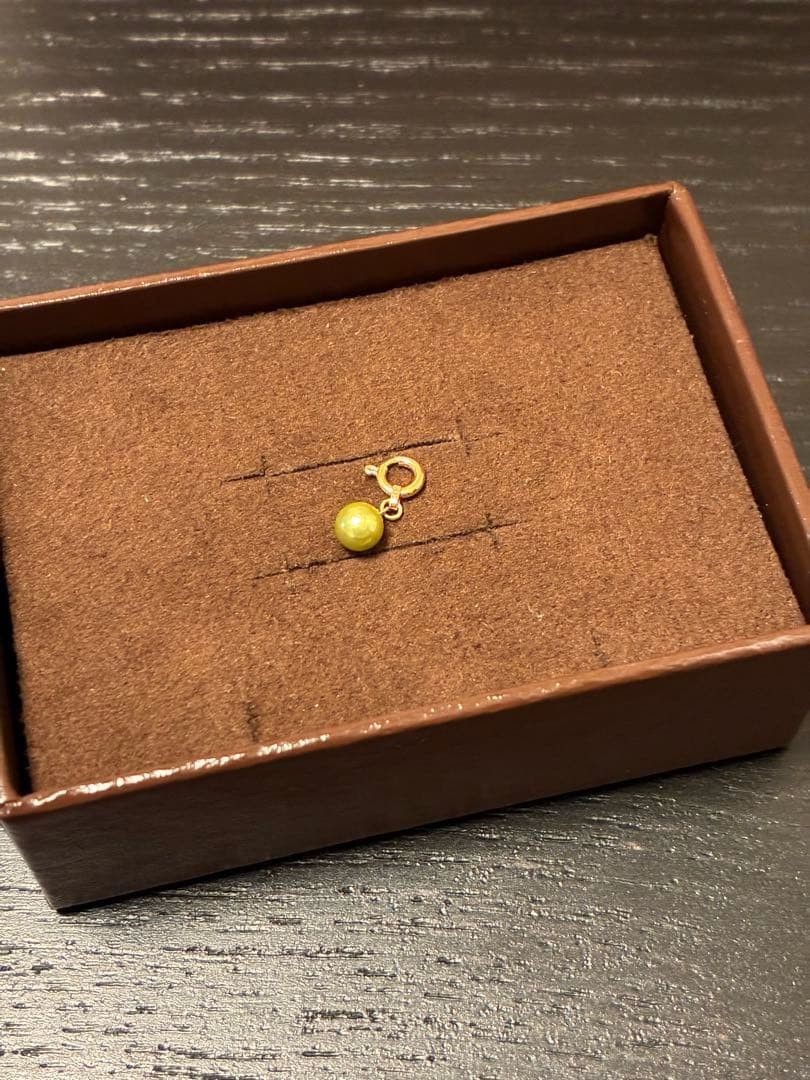 Pistachio green Akoya pearl charm made of K18 metal with 1.3 cm length