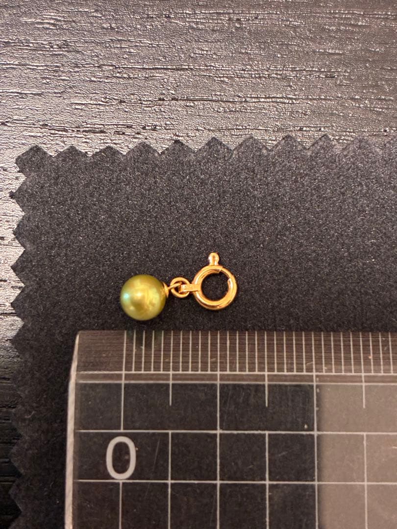 Pistachio green Akoya pearl charm made of K18 metal with 1.3 cm length