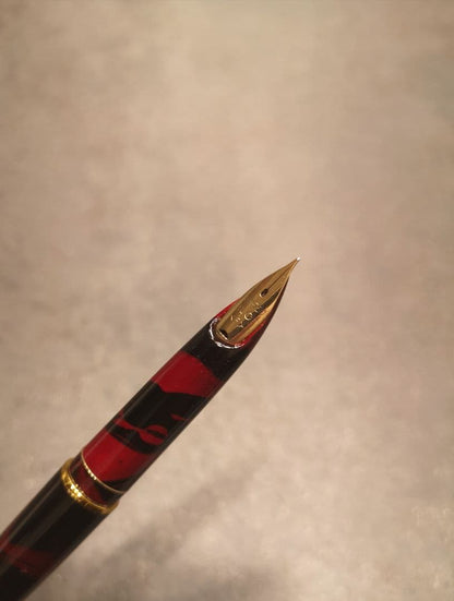 Pilot vintage fountain pen with fine tip and marble red patterned cap