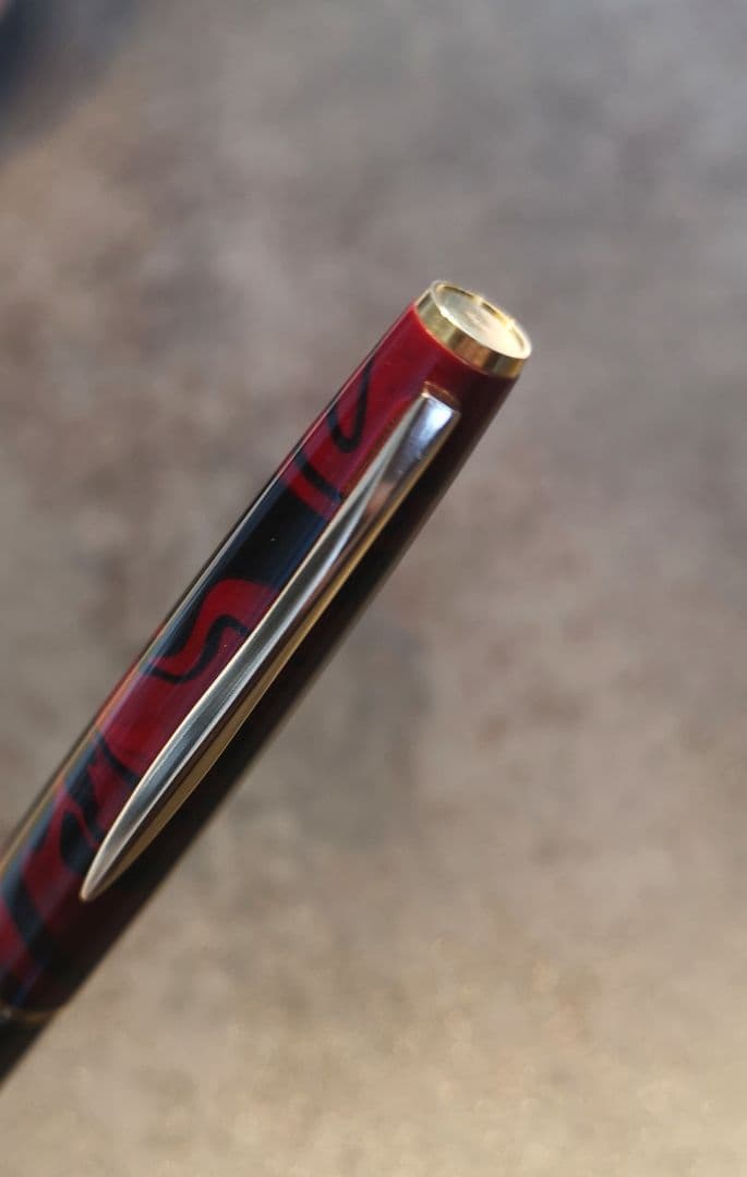 Pilot vintage fountain pen with fine tip and marble red patterned cap