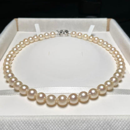 Rare large Akoya pearl necklace with pearls sized 8.4 to 9.0mm on a 43.4 cm strand