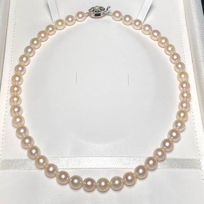 Rare large Akoya pearl necklace with pearls sized 8.4 to 9.0mm on a 43.4 cm strand