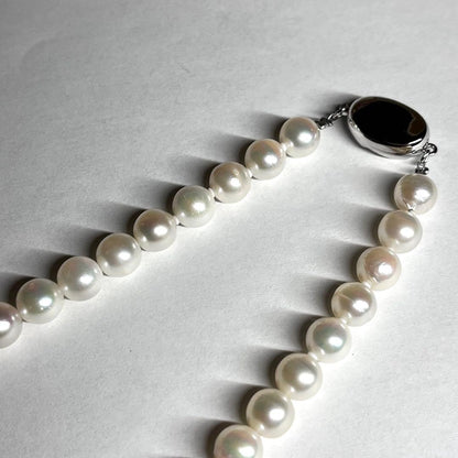 Akoya pearl necklace with 7.0-7.5mm pearls and silver marking, 43 cm length