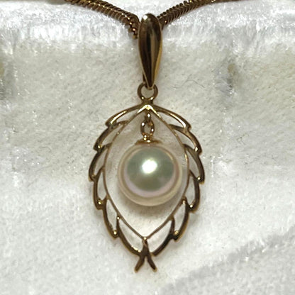K18 gold Akoya pearl pendant top with a 6.8 mm pearl on a white background