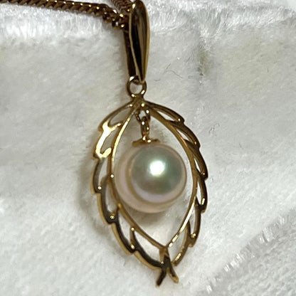 K18 gold Akoya pearl pendant top with a 6.8 mm pearl on a white background