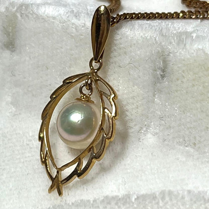 K18 gold Akoya pearl pendant top with a 6.8 mm pearl on a white background