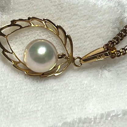 K18 gold Akoya pearl pendant top with a 6.8 mm pearl on a white background