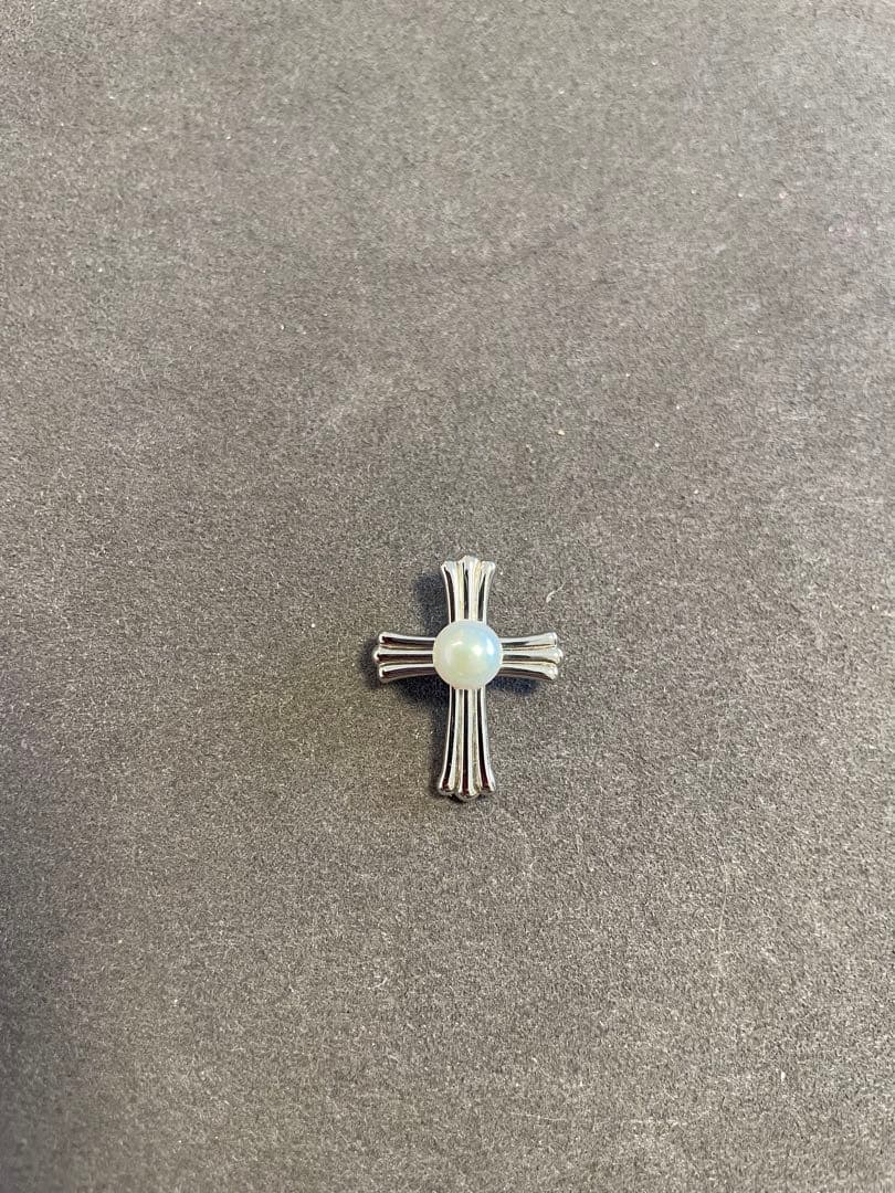 Tasaki cross pendant with opal set in silver, measuring 3 cm by 2 cm, elegant jewelry piece