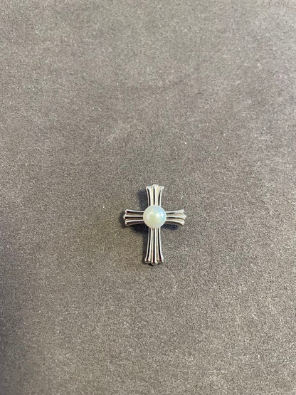 Tasaki cross pendant with opal set in silver, measuring 3 cm by 2 cm, elegant jewelry piece