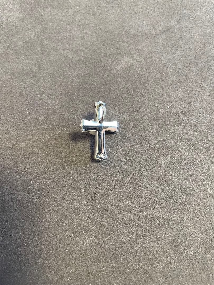 Tasaki cross pendant with opal set in silver, measuring 3 cm by 2 cm, elegant jewelry piece