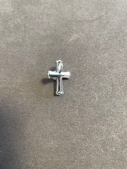 Tasaki cross pendant with opal set in silver, measuring 3 cm by 2 cm, elegant jewelry piece