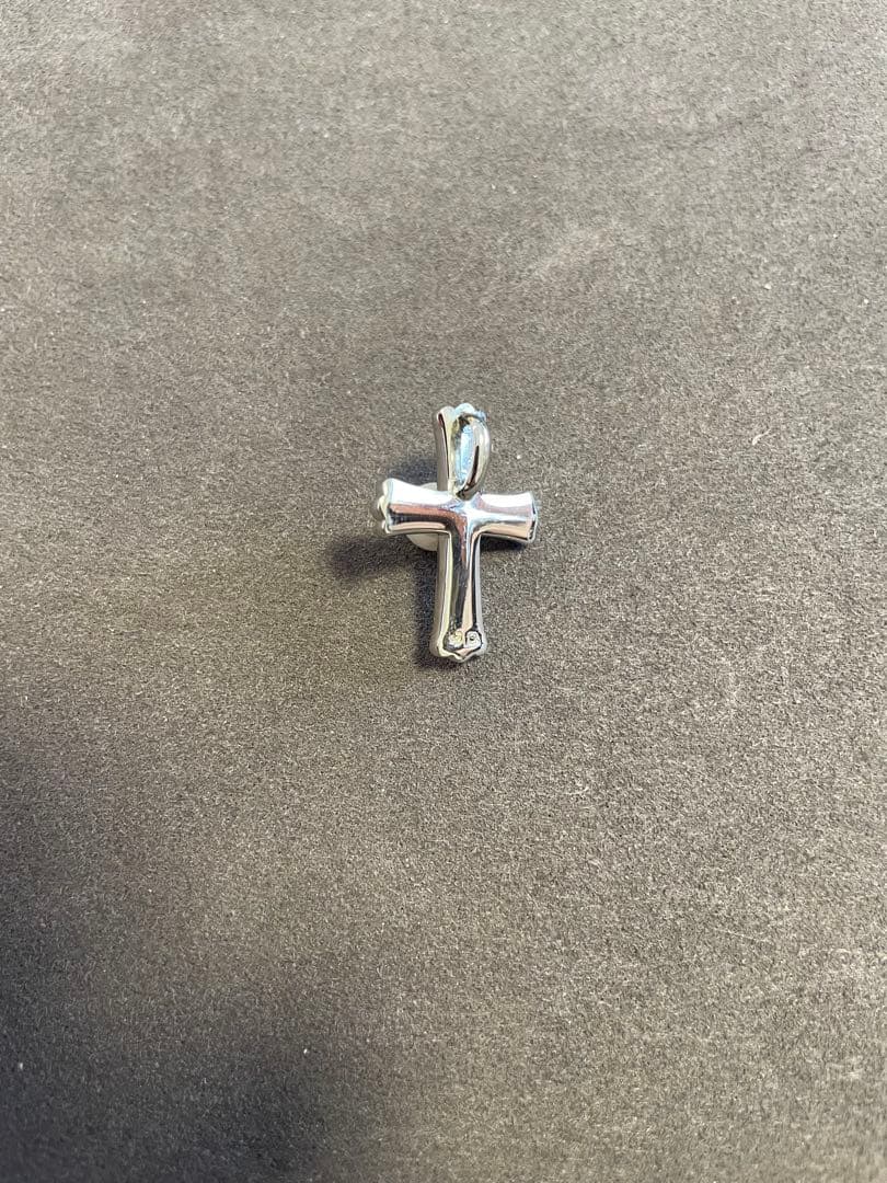 Tasaki cross pendant with opal set in silver, measuring 3 cm by 2 cm, elegant jewelry piece