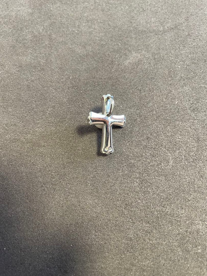 Tasaki cross pendant with opal set in silver, measuring 3 cm by 2 cm, elegant jewelry piece