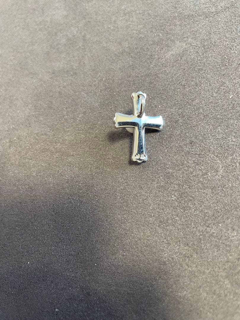 Tasaki cross pendant with opal set in silver, measuring 3 cm by 2 cm, elegant jewelry piece