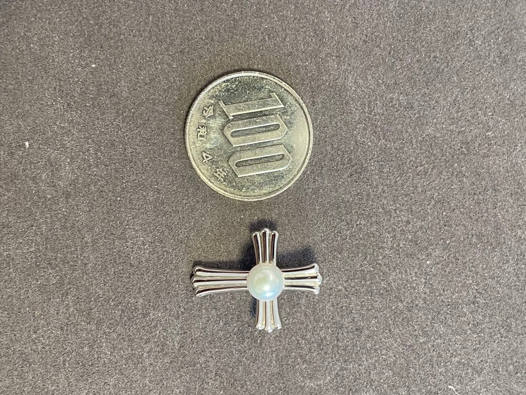 Tasaki cross pendant with opal set in silver, measuring 3 cm by 2 cm, elegant jewelry piece