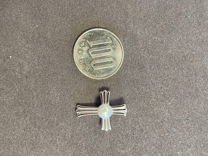 Tasaki cross pendant with opal set in silver, measuring 3 cm by 2 cm, elegant jewelry piece