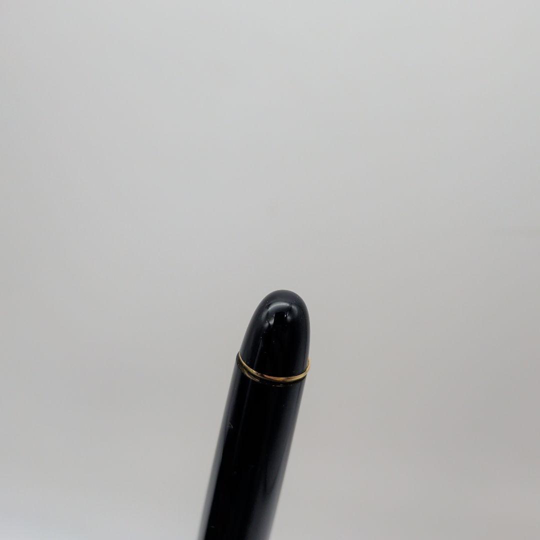 Close-up of PILOT Pen Custom 742 fountain pen measuring 14.5 cm with silver accents