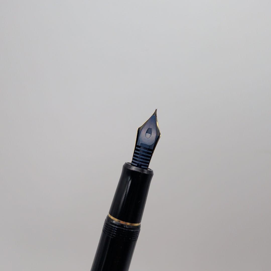 Close-up of PILOT Pen Custom 742 fountain pen measuring 14.5 cm with silver accents