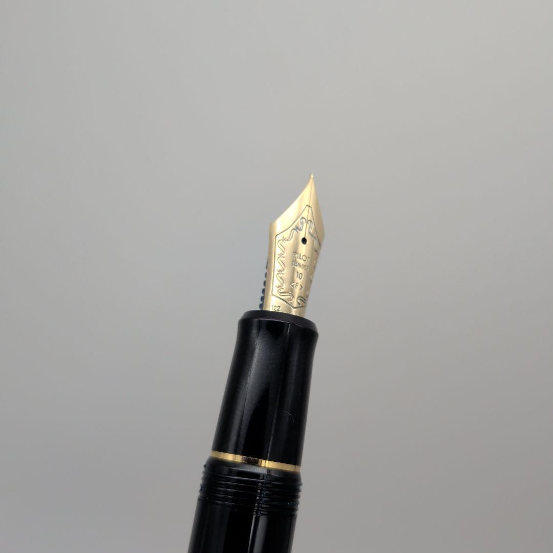 Close-up of PILOT Pen Custom 742 fountain pen measuring 14.5 cm with silver accents