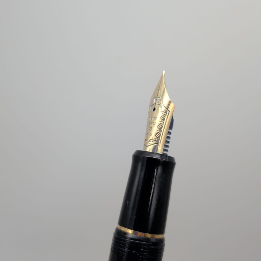 Close-up of PILOT Pen Custom 742 fountain pen measuring 14.5 cm with silver accents