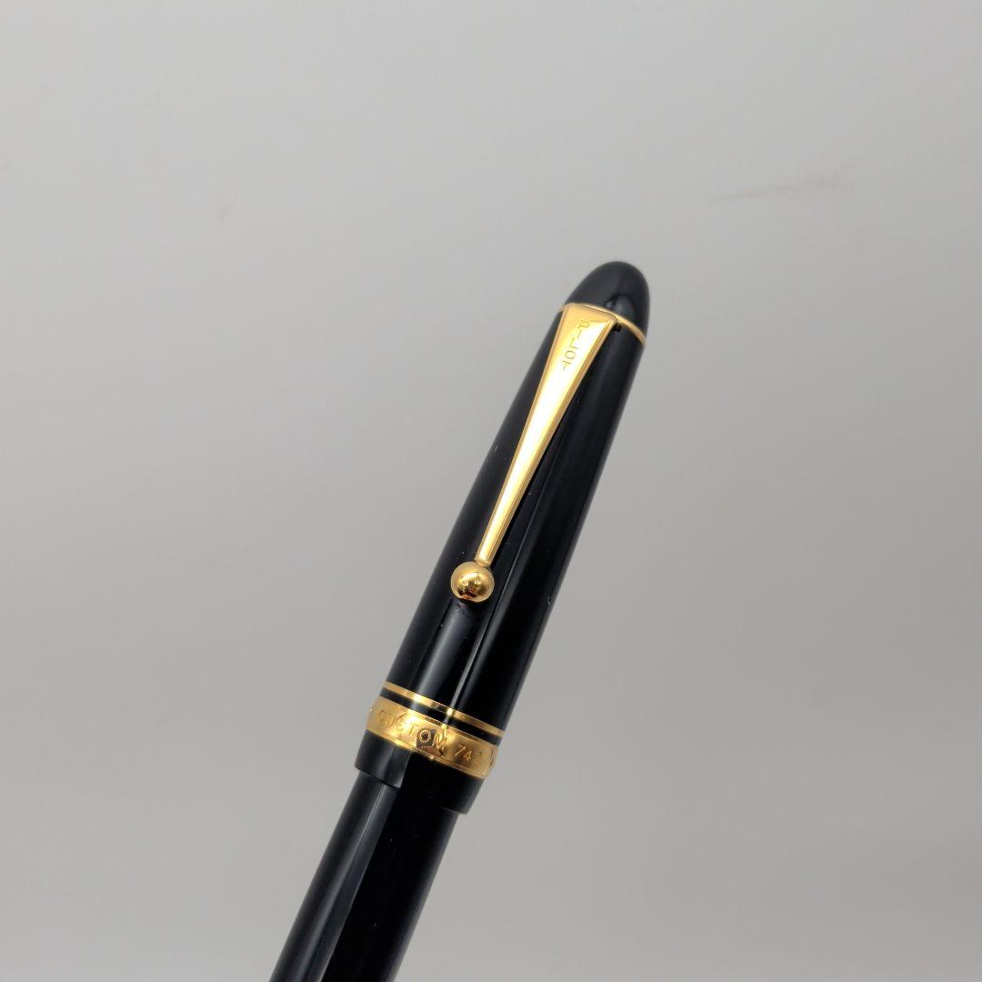 Close-up of PILOT Pen Custom 742 fountain pen measuring 14.5 cm with silver accents