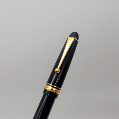 Close-up of PILOT Pen Custom 742 fountain pen measuring 14.5 cm with silver accents