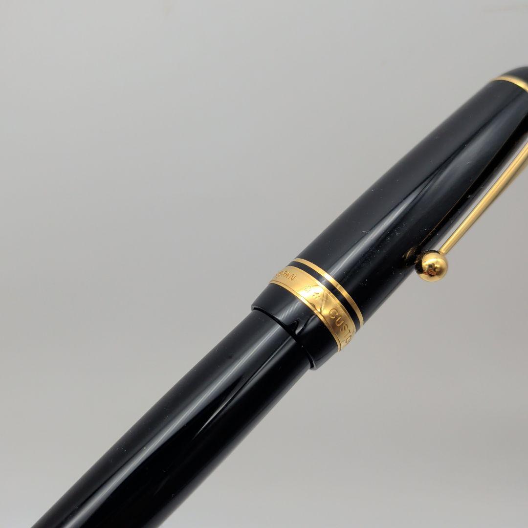 Close-up of PILOT Pen Custom 742 fountain pen measuring 14.5 cm with silver accents