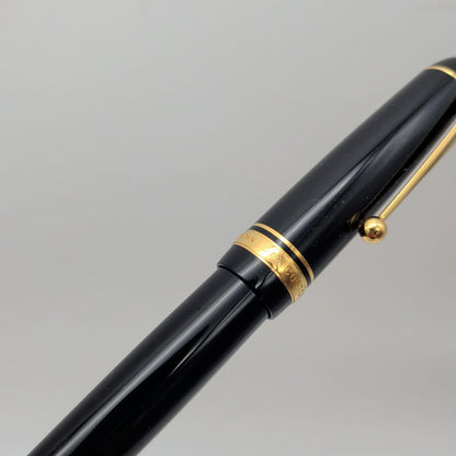 Close-up of PILOT Pen Custom 742 fountain pen measuring 14.5 cm with silver accents