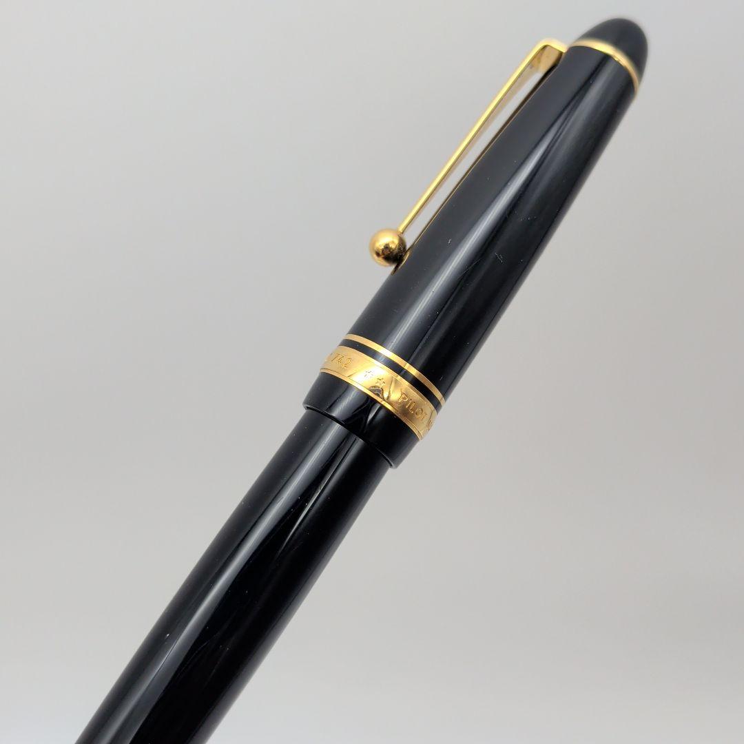 Close-up of PILOT Pen Custom 742 fountain pen measuring 14.5 cm with silver accents