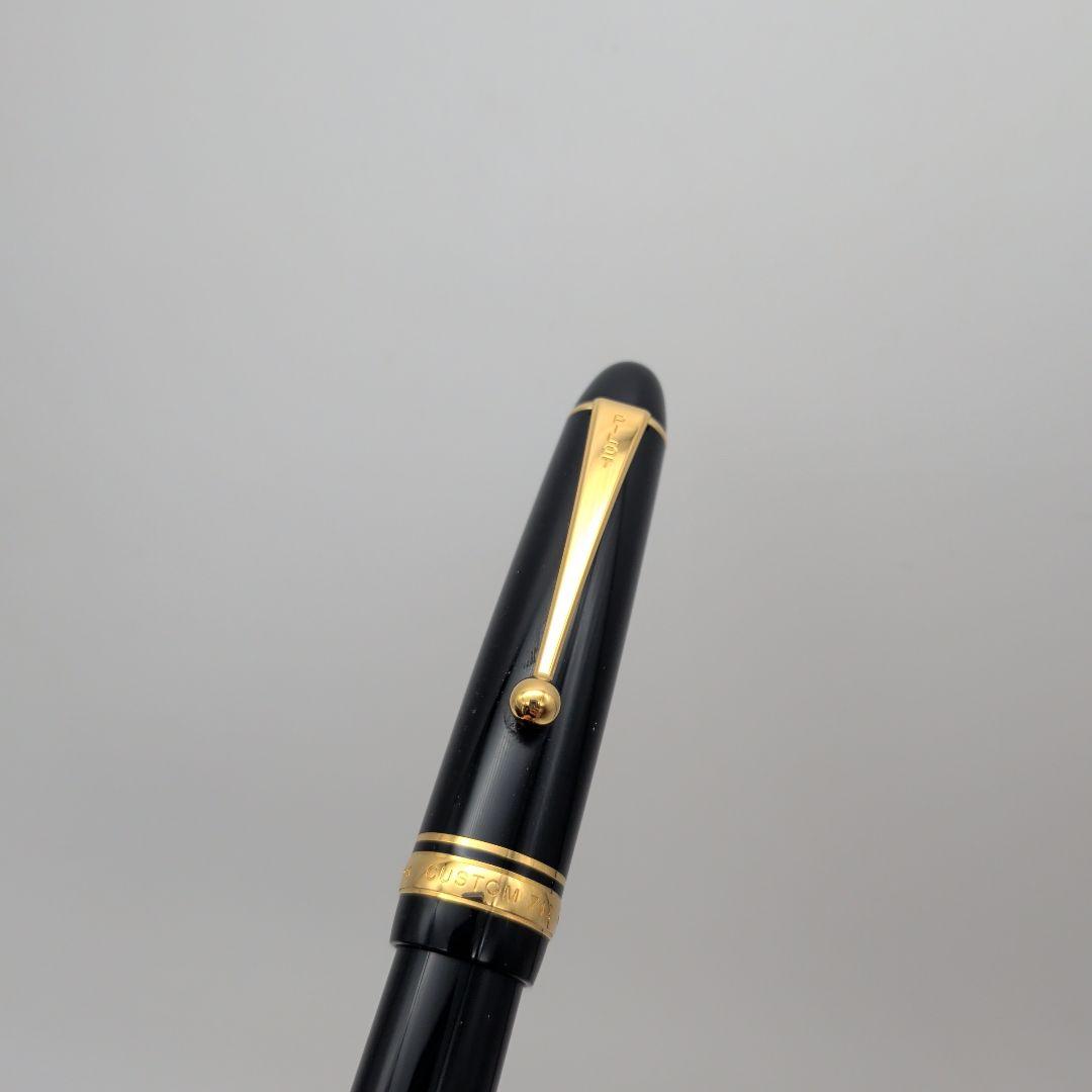 Close-up of PILOT Pen Custom 742 fountain pen measuring 14.5 cm with silver accents