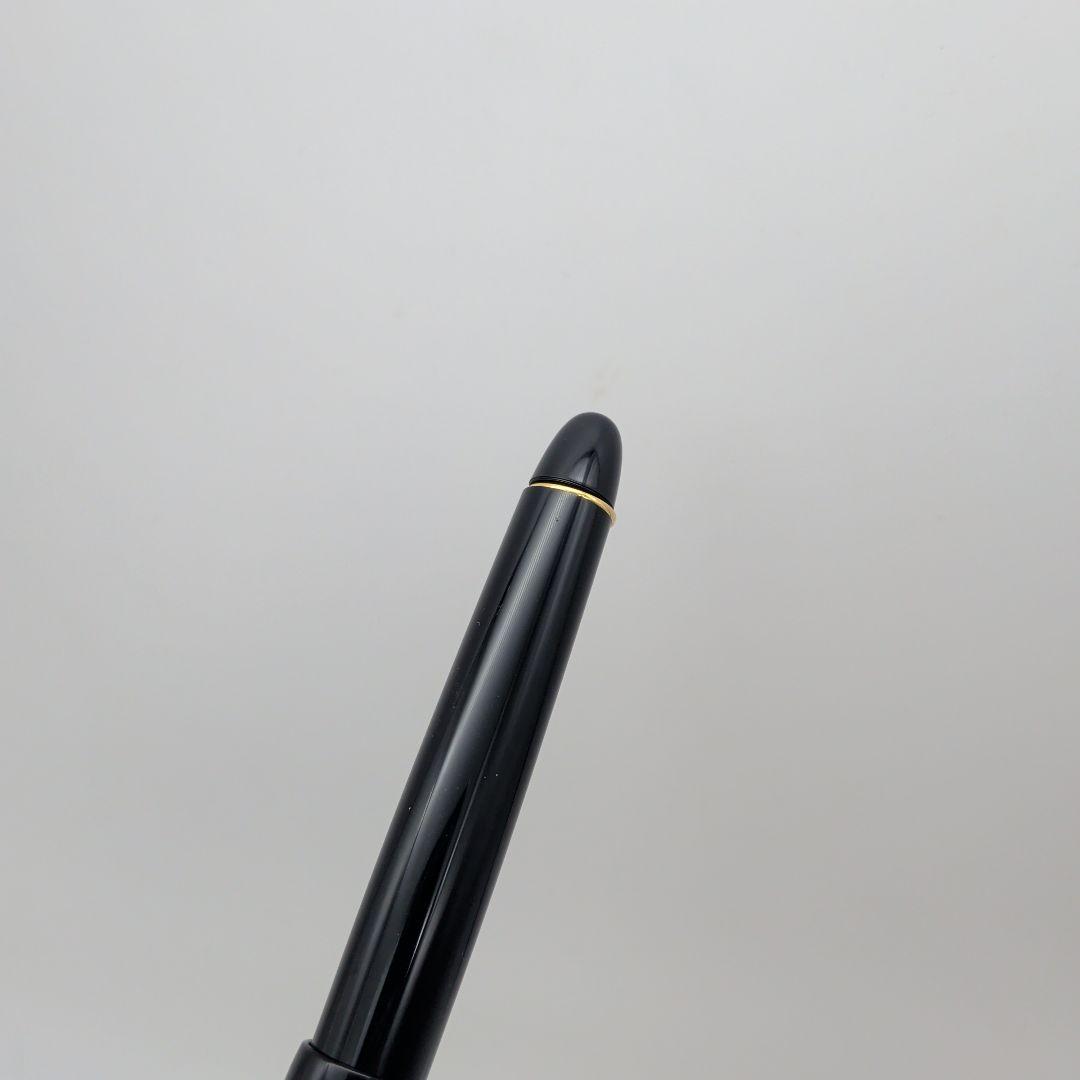 Close-up of PILOT Pen Custom 742 fountain pen measuring 14.5 cm with silver accents