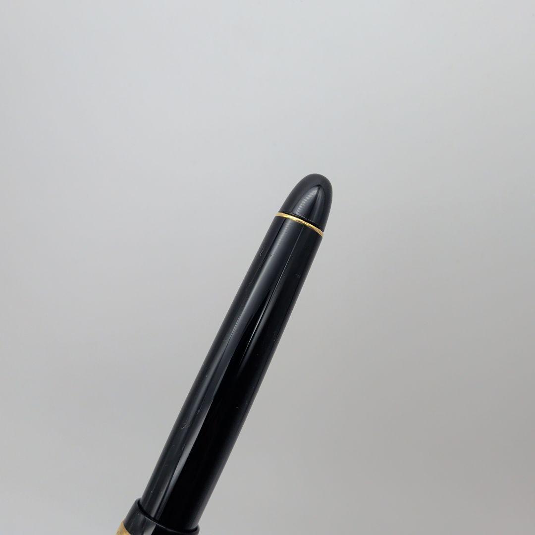 Close-up of PILOT Pen Custom 742 fountain pen measuring 14.5 cm with silver accents