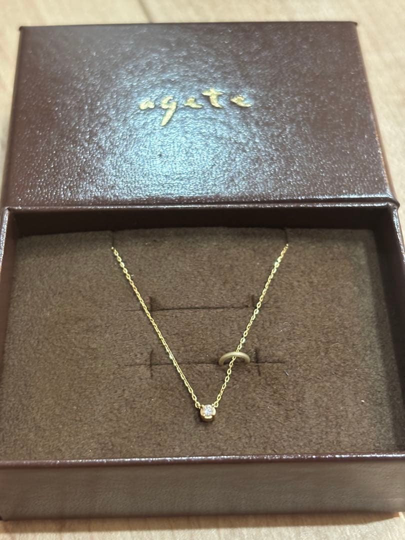 K18 gold necklace with a 0.03ct diamond pendant on a fine chain