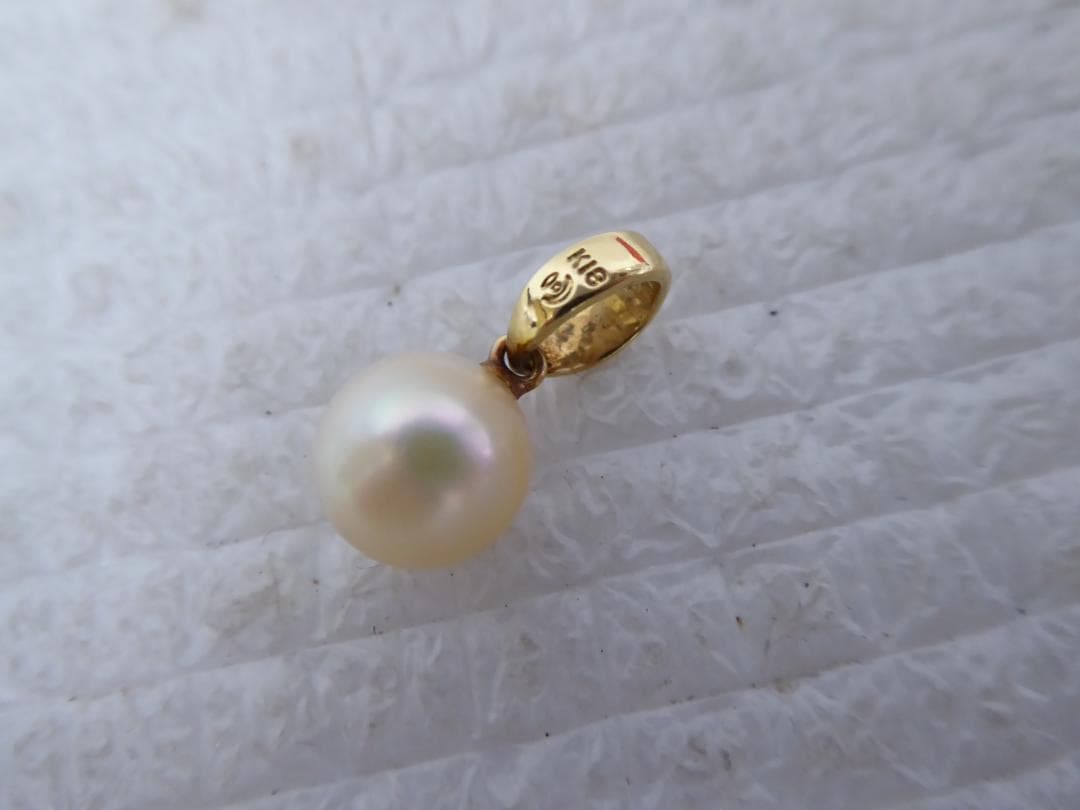 Tasaki Pearl K18 marked metal pendant top with approximately 7.4mm white pearl