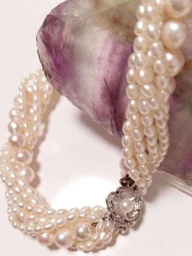 Set of five Akoya and freshwater pearl necklaces with 6-7 mm pearls and 45 cm length