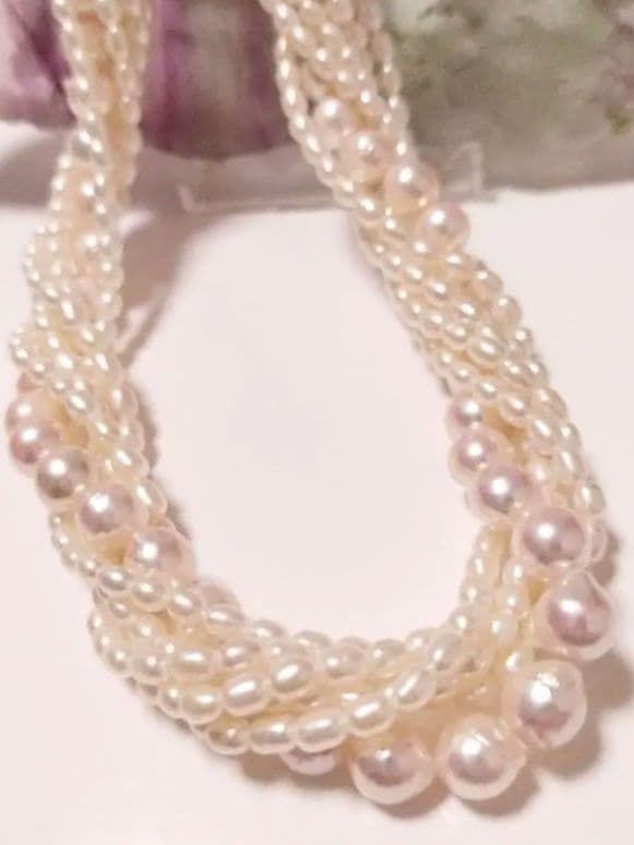 Set of five Akoya and freshwater pearl necklaces with 6-7 mm pearls and 45 cm length