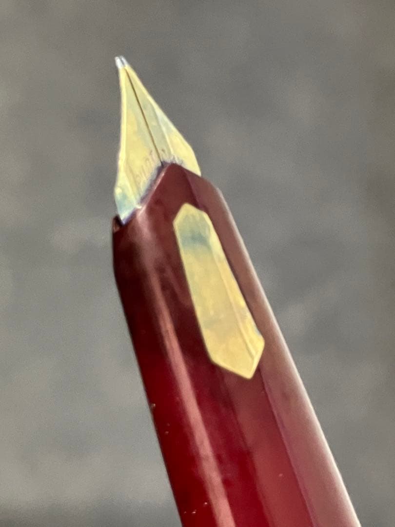 Used PILOT R14K GK 07 fountain pen with gold cap and classic design
