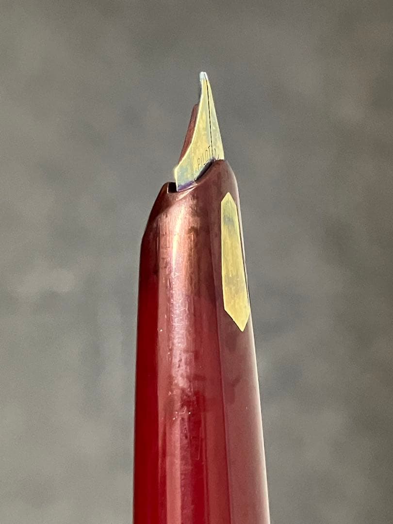 Used PILOT R14K GK 07 fountain pen with gold cap and classic design