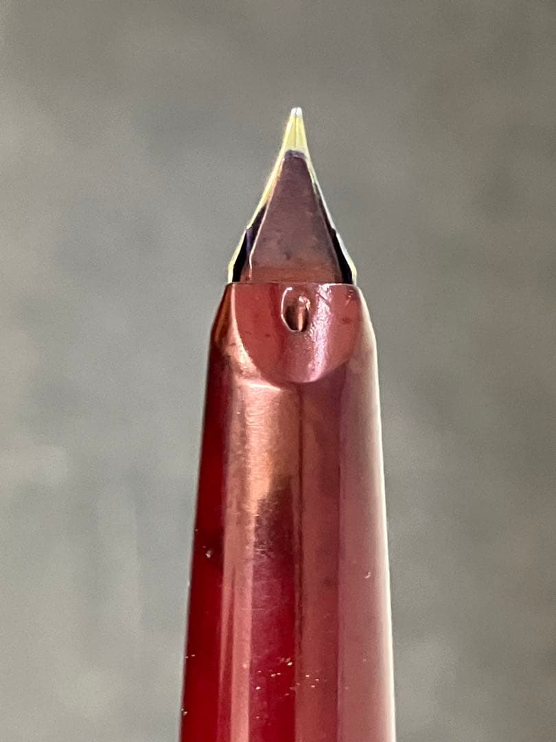 Used PILOT R14K GK 07 fountain pen with gold cap and classic design