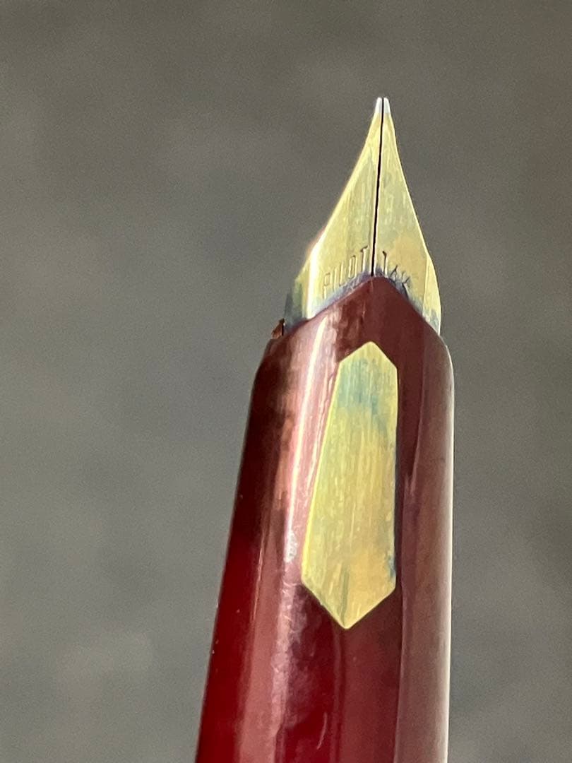 Used PILOT R14K GK 07 fountain pen with gold cap and classic design