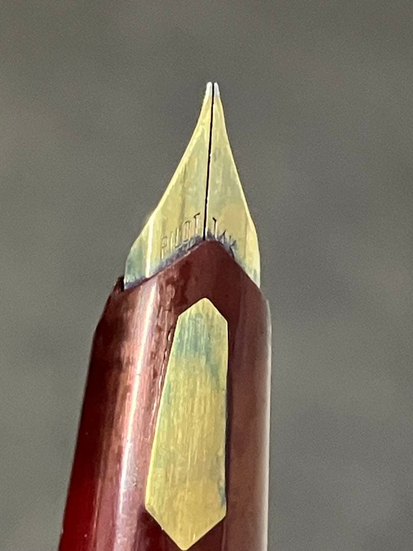 Used PILOT R14K GK 07 fountain pen with gold cap and classic design