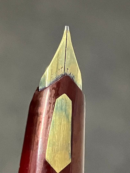 Used PILOT R14K GK 07 fountain pen with gold cap and classic design