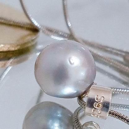 Akoya pearl necklace featuring sterling silver chain with surgical steel, 50-55 cm length, 1 mm width